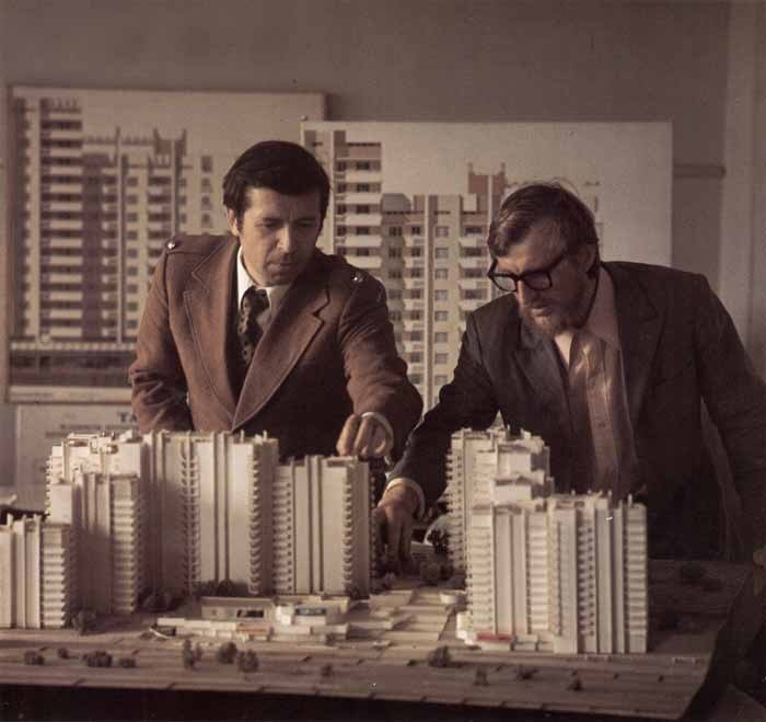 Архитекторы с макетом минской застройки